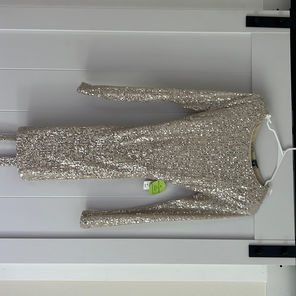 Windsor cocktail/homecoming long sleeve size M. New, tags still attached.
